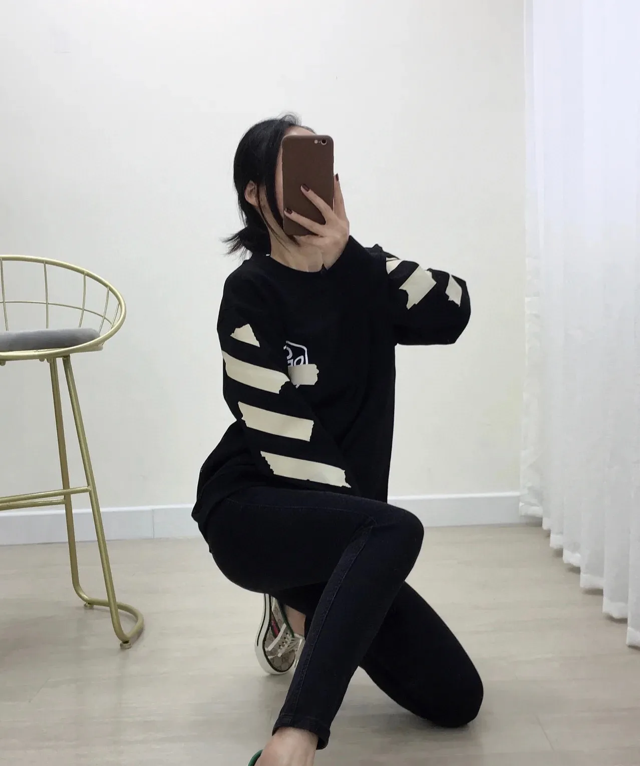♻️💯Upper body reference model picture❤️Top tested version OFF WHITE OW hot stamping tape printing male and female couple pure cotton loose same style pullover hooded sweatshirt The printing is done on a Japanese-owned Mimaki printing machine, with no edges or burrs. Inkjet heat transfer is hot-pressed and cold-teared, and the high temperature is 180 degrees. The front piece needs to be pressed twice (the second time requires 180kg of air pressure). The transparent fabric is anti-scratch and ironing, and the printing is fog-free. The semi-transparent tape in the front circle can reveal the part of the printing underneath. The golden printing color of the tape is not The flat color and tape printing overlap have different color depths. The wash label is also customized according to the original font. The accessories still use the full line of correct accessories. The rectangular woven collar label design is cancelled. The previous three-dimensional silicone feel font is changed to a fully woven collar label. Fluorescent fonts can be seen on the collar label. The five-link silicone hangtag, three-link washable label and zebra crossing packaging line are still the same. 480g pure cotton terry fabric, a major launch with full drape. A full set of customized accessories, one-to-one mold opening, professional ow. Size: XS-L Size chart
